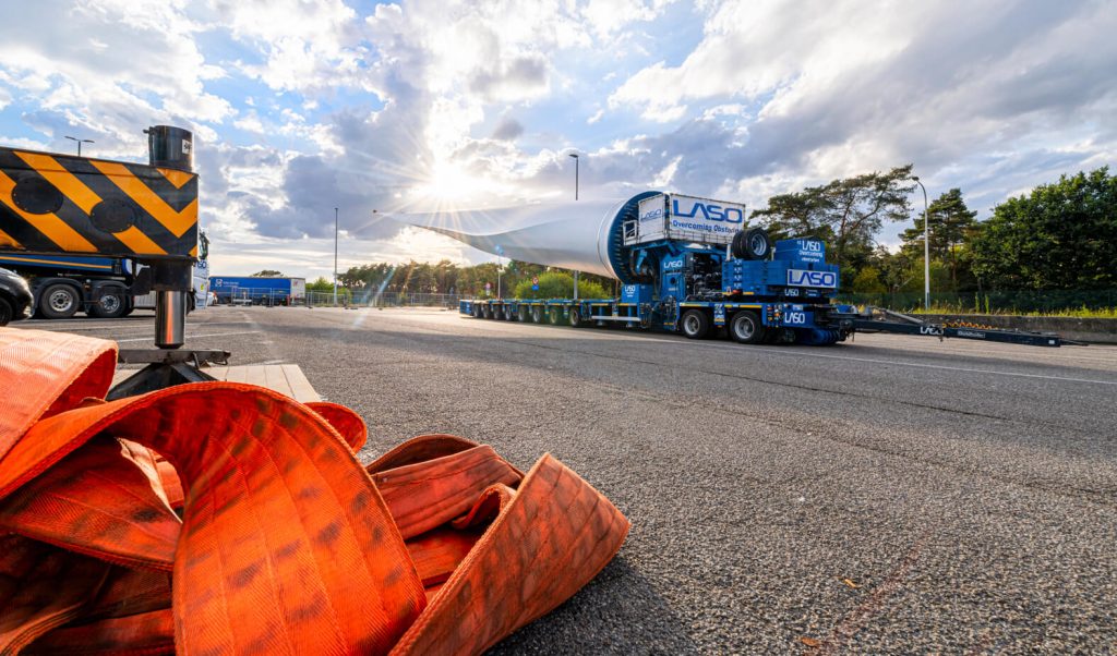 Vrachtwagen vervoert grote windturbinelader op snelweg